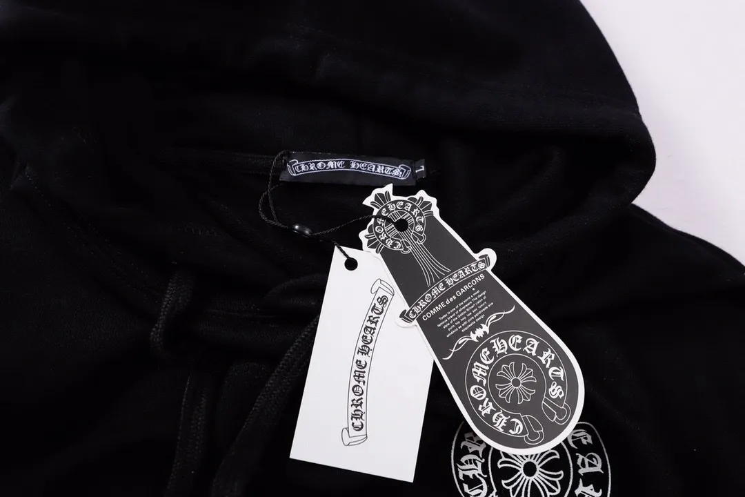 M18—P210 -Chrome Hearts/Chrome Hearts printed sweatshirt cardigan jacket -420 grams of high-density, high-quality wool, soft, delicate and skin-friendly, soft and silky to the touch, warm and skin-friendly -The hardware zipper accessories are all customized and full of details -Colour: black white -Size: S M L XL